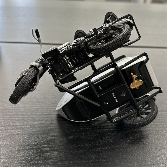 Harley-Davidson Rare Silver 1933 Motorcycle Sidecar Bank With Stand & Glass Base - Picture 8 of 13